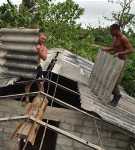 Cubanos arreglando el techo por el Wilma.