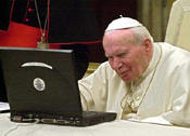 El Papa consultando un porttil.