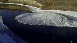 Extraño disco de hielo flotante