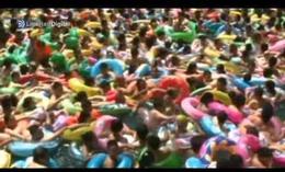Miles de chinos abarrotan una piscina para huir del calor