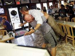 Obama en volandas agarrado por un pizzero