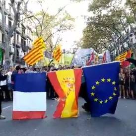 Queman banderas de España, Europa y Francia en la Diada ...