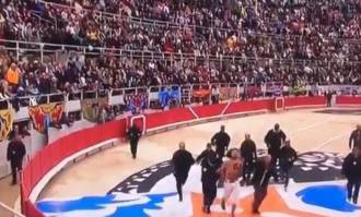 Cantan 'La Marsellesa' en la plaza de Arles ante el intento de agresión a El Juli