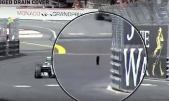 Lo que le faltaba a McLaren: Button tropieza con la tapa de una alcantarilla