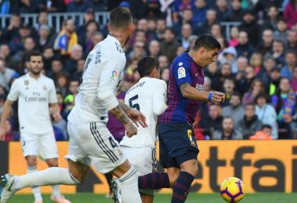 Así resolvió el VAR el penalti de Varane a Luis Suárez en el Clásico