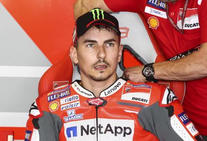 Caída de Lorenzo a falta de dos vueltas y victoria de Dovizioso