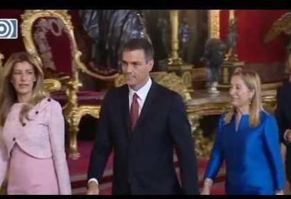 Espantoso ridículo de Pedro Sánchez y Begoña Gómez en el besamanos de los Reyes
