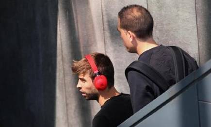 Gritos de "se queda" a la llegada de Piqué al aeropuerto de Barajas