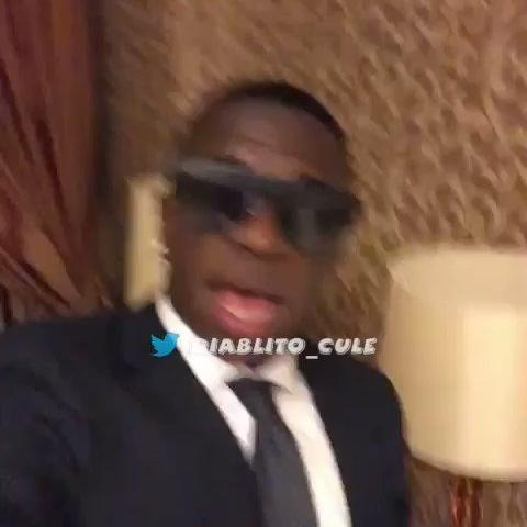 Vinicius espera su oportunidad en el Real Madrid cantando ...